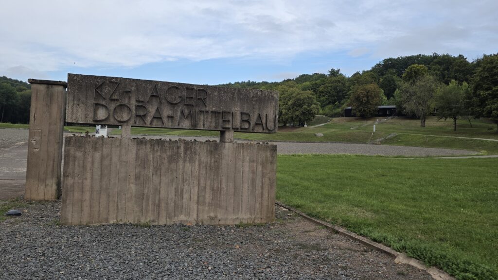 Am 10.09.2025 besuchten alle 10. Klassen des Gutenberg-Gymnasiums die Gedenkstätte Mittelbau-Dora bei Nordhausen.