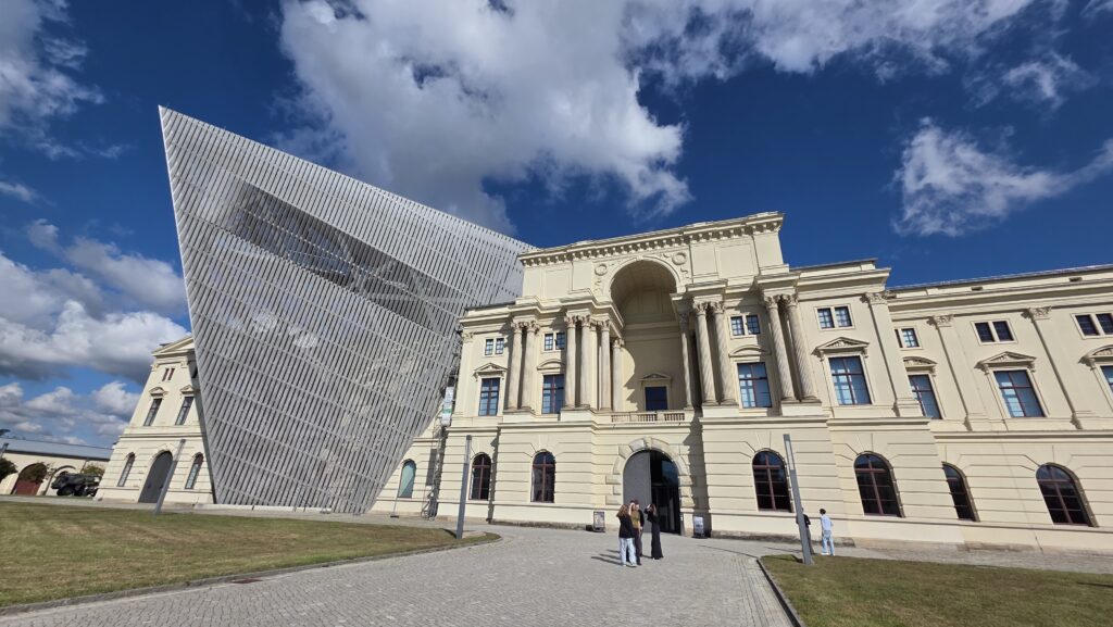 Im Rahmen einer Geschichtsexkursion besuchten am 29.09.2025 alle 10. Klassen das Militärhistorische Museum in Dresden.