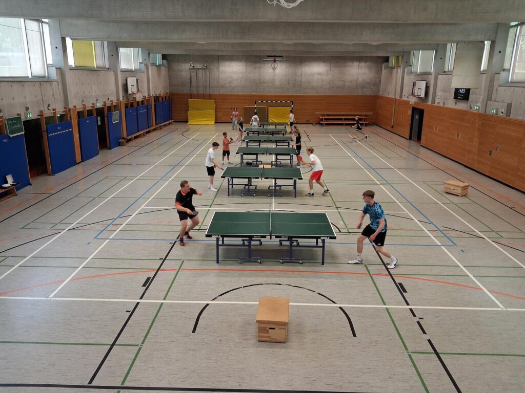 Spannende und umkämpfte Spiele prägten die 1. Tischtennismeisterschaft am Gutenberg, die von Herrn Uth und Herrn Cieslak bestens organisiert wurde. Auf einem beachtlichen Niveau agierten besonders zwei Schüler in der Altersklasse U14.