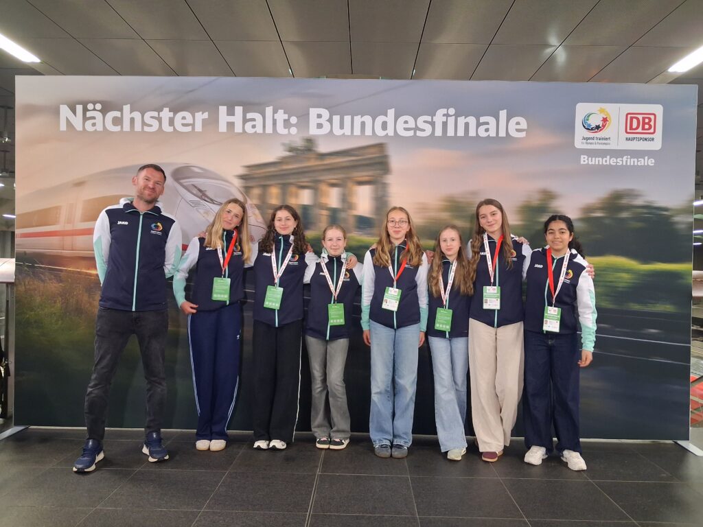 Mehr als respektabel endete für unsere Gutenbergerinnen das Bundesfinale im Tischtennis in Berlin. Die Qualifikation bedeutete nach zwei Jahrzenten die erste Teilnahme für das Gutenberg an einem Bundesfinale. Herzlichen Glückwunsch zu einer großartigen Leistung!