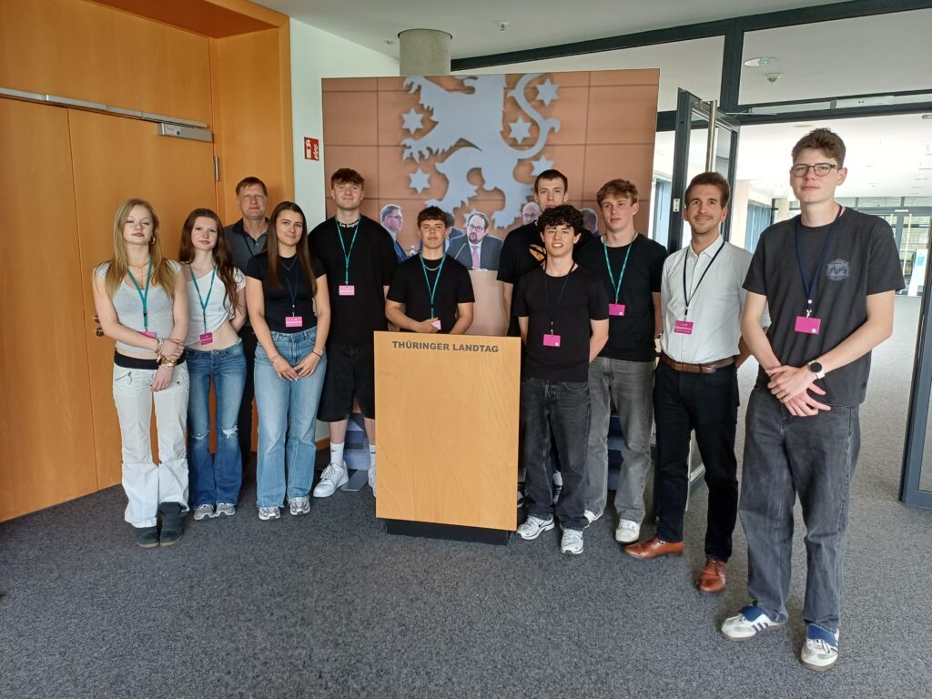 Auf Einladung des Thüringer Landtags besuchten Schüler der Leistungskurse Sozialkunde das Landesparlament unseres Bundeslandes. Kurzweiligen Charakter erhielt der Besuch insbesondere durch die Teilnahme an der Plenardebatte zur Digitalisierung in Thüringen.