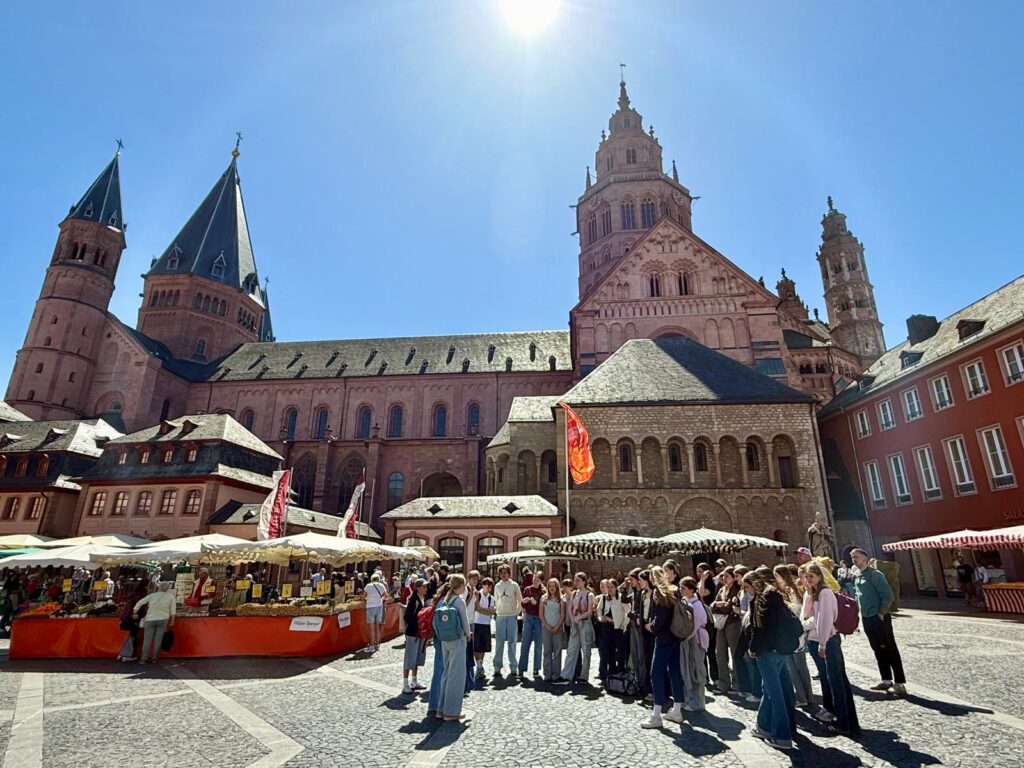 Im Zeitraum vom 27.04. bis 29.04.2026 fand der traditionelle Schüleraustausch mit unserer Partnerschule aus Mainz statt, der auch diesem Schuljahr von vielen schönen gemeinschaftlichen Momenten geprägt war.