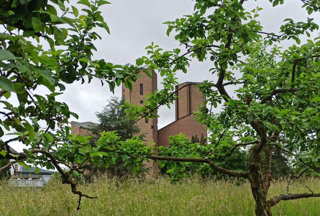 Zur festen Schultradition gehört die Religionsfahrt, die von Herrn Brinkmann organisiert wird. Die Schulgemeinschaft pflegt seit 2003 eine Verbindung in die Benediktinerabtei Königsmünster in Meschede (Sauerland).
